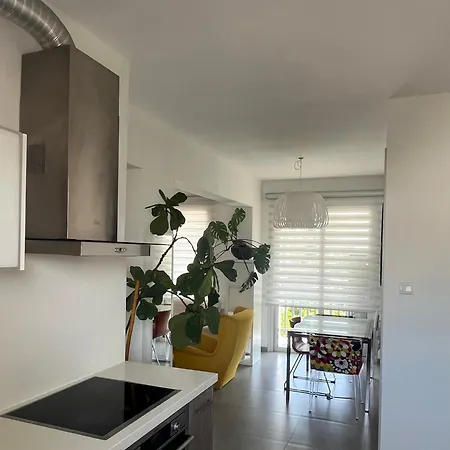 Feel At - Modern 2-bedroom Flat With Pool By The Sea Lägenhet Limassol