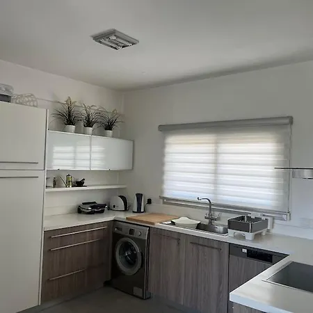 Feel At - Modern 2-bedroom Flat With Pool By The Sea